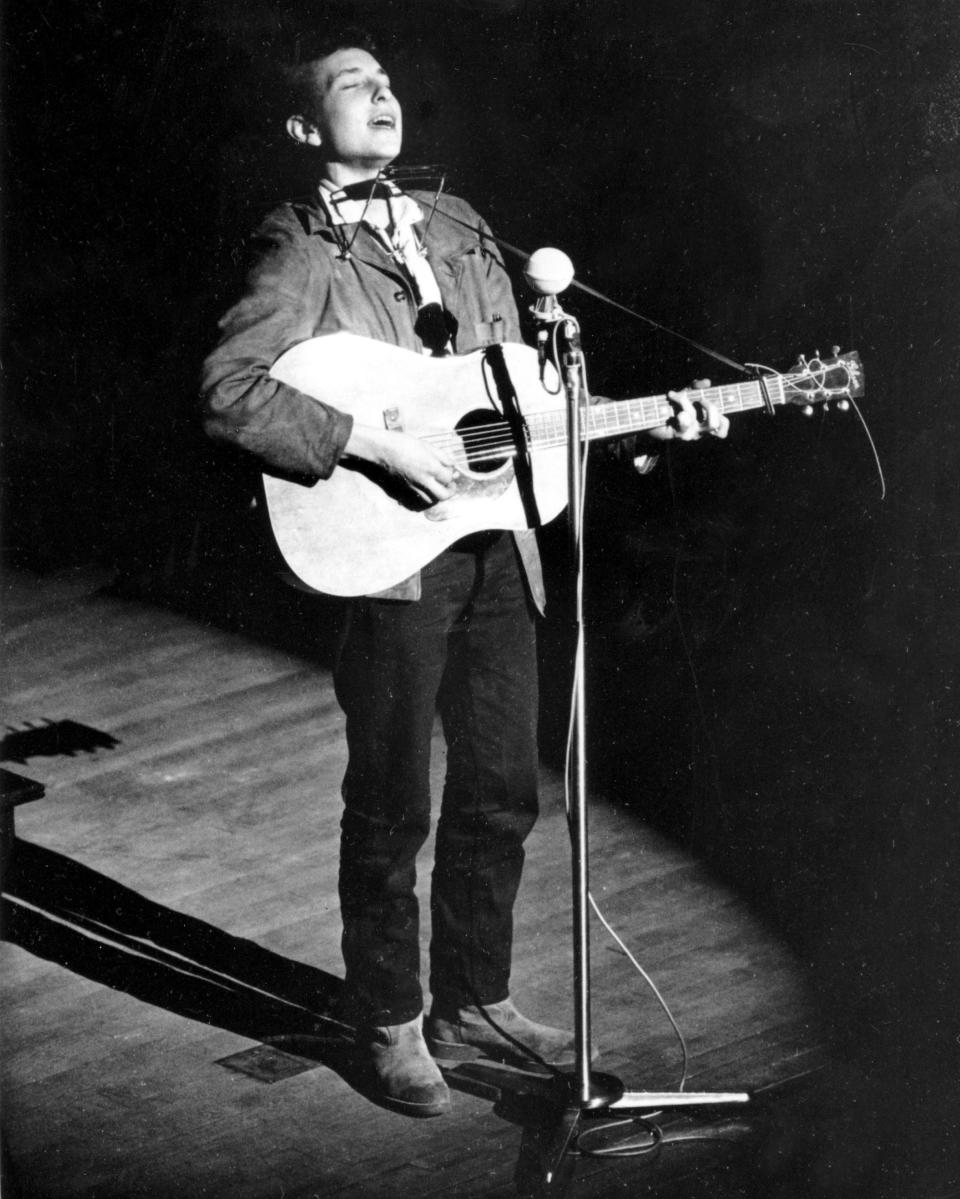 El cantautor folk Bob Dylan, de 22 años, durante una presentación el 8 de noviembre de 1963. El catálogo completo de canciones de Dylan, que abarca 60 años y está entre los más preciados, junto con el de los Beatles, fue adquirido por Universal Music Publishing Group en un acuerdo cuyos términos financieros no fueron revelados. (AP Foto, Archivo)