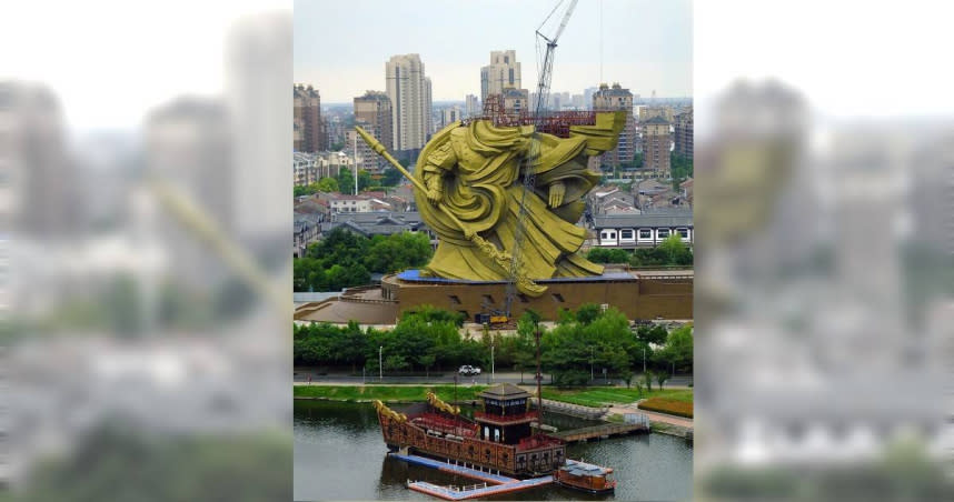 2021年9月5日，湖北荊州市關公義園，關公雕像拆卸搬遷現場。（圖/人民視覺）