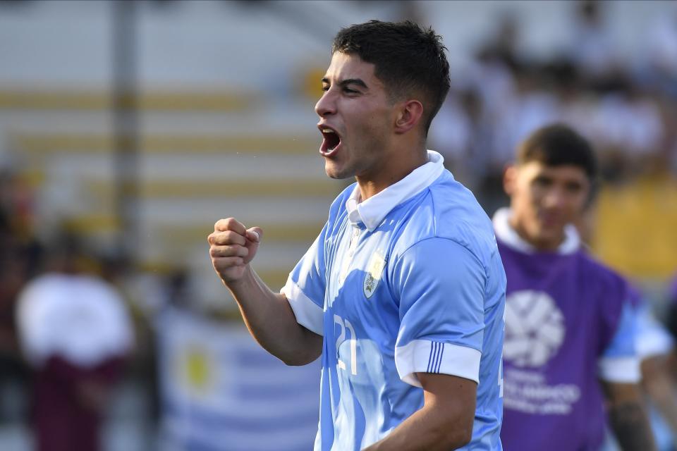 Renzo Sánchez celebra tras anotar el tercer gol de Uruguay en la victoria 3-0 ante Perú en el Preolímpico Sudamericano, el martes 30 de enero de 2024, en Valencia, Venezuela. (AP Foto/Matías Delacroix)