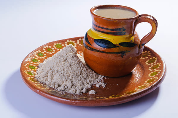 El pinole es una forma de maíz molido que los corredores tarahumaras suelen comer antes de las carreras de larga distancia. Foto: Esdelval / Getty Images.