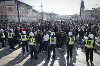 Polizisten sichern eine Demonstration gegen Rassismus und Polizeigewalt. Weltweit drücken Menschen ihre Solidarität nach dem gewaltsamen Tod von George Floyd durch einen weißen Polizisten am 25. Mai in der US-Stadt Minneapolis aus. Foto: Adam Ihse / TT News Agency / AP / dpa