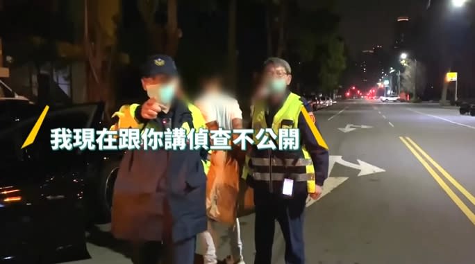 過程中，記者採訪拍攝還遭到警方阻擋鏡頭，差點被一併被逮捕。（圖／東森新聞）