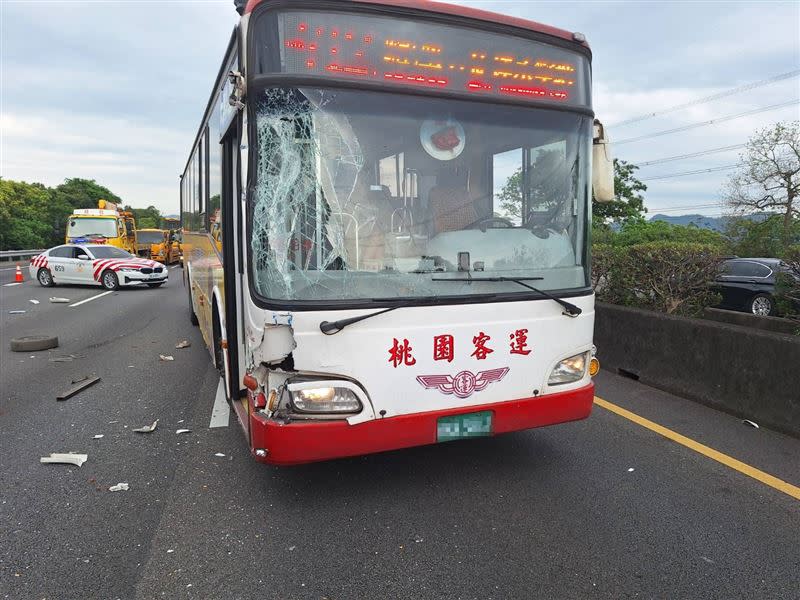 公車也因閃避不及，與其他車輛發生事故。（圖／翻攝畫面）