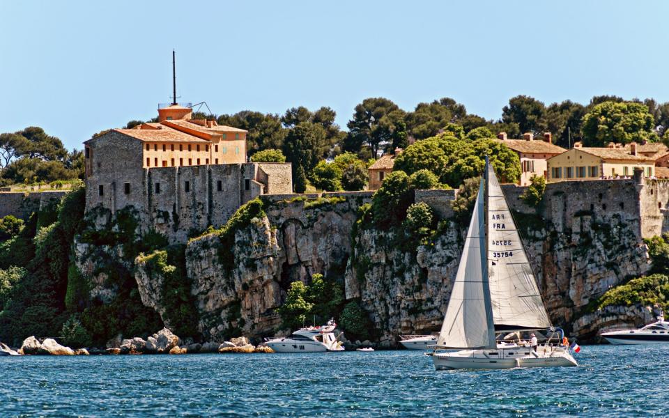 Sailboat front of fort Sainte Marguerite Lerins islands - Alamy