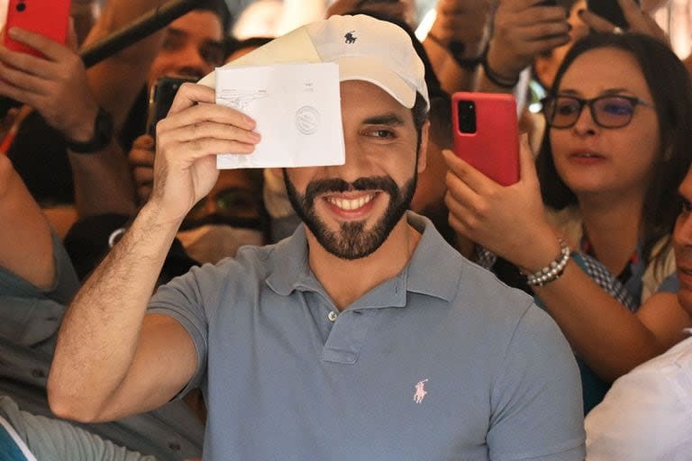 El presidente salvadoreño Nayib Bukele emite su voto durante las elecciones presidenciales y legislativas en un colegio electoral en San Salvador el 4 de febrero de 2024.