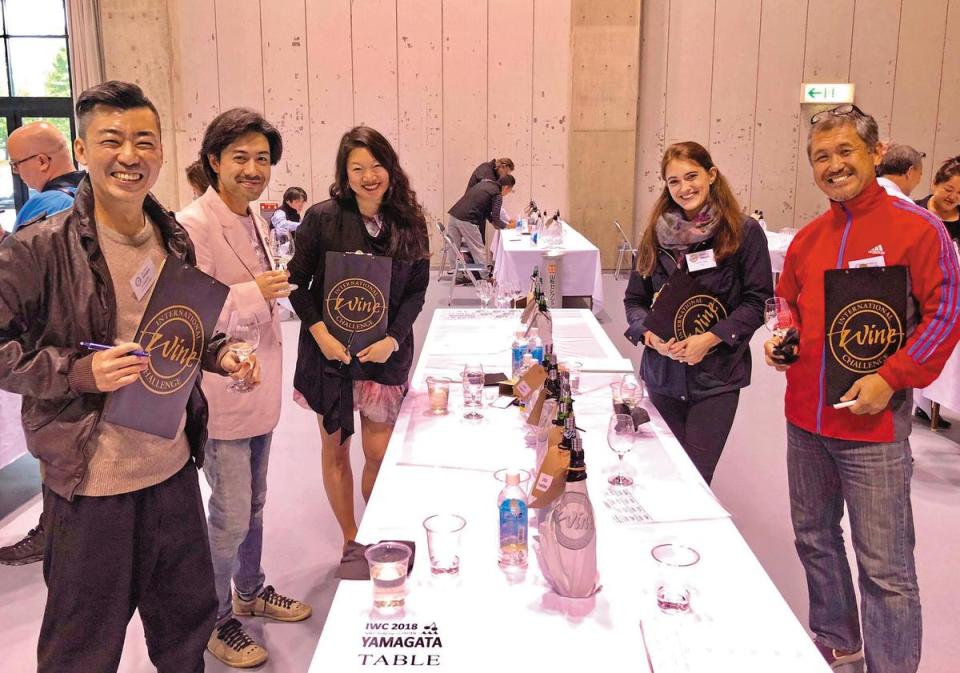 身為英國系統WSET日本酒講師，歐子豪（左一）常到各地擔任酒類競賽評審。（歐子豪提供）