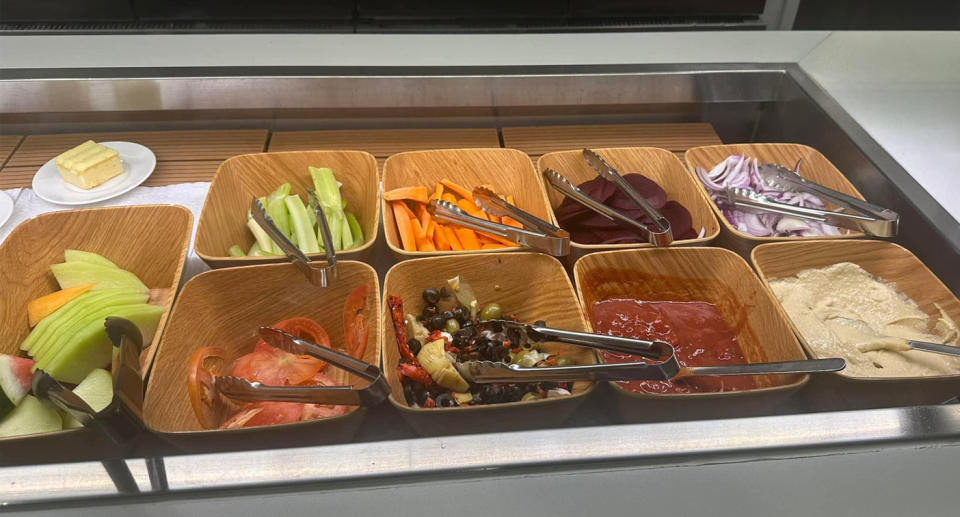 Холодильник с салатами и приправами в клубе Qantas в Кэрнсе. 