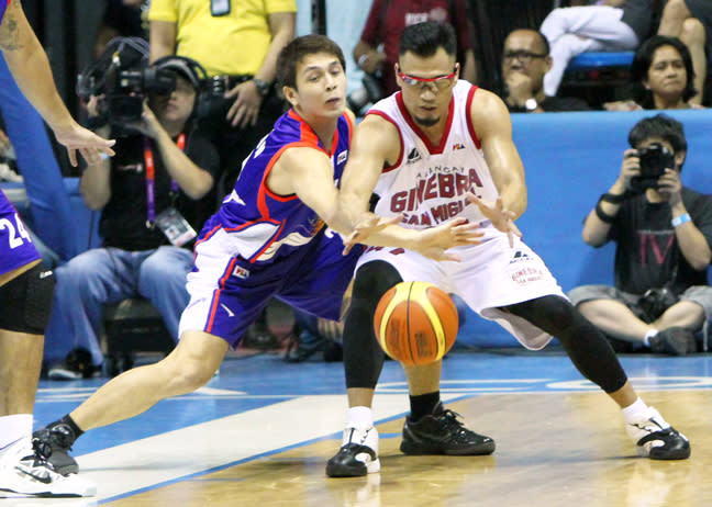 Mark caguioa wrestles for possession with John Wilson. (PBA Images)