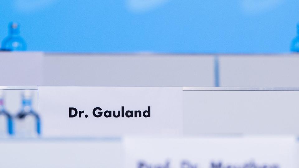 Der leere Platz von Alexander Gauland im Saal in Kalkar. (Bild:dpa)