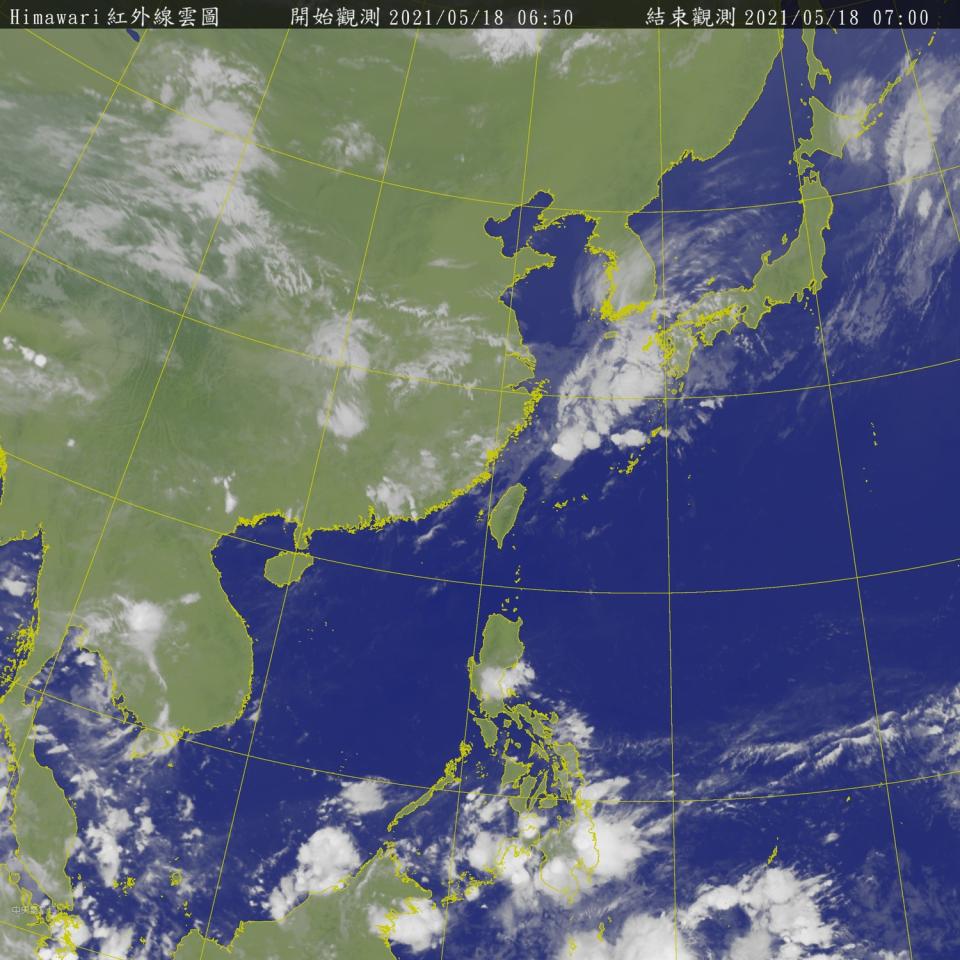 梅雨鋒面在台灣北方海面，距離i台灣北部還有200公里，但中部以北今天可望有些雨水，稍稍降溫。   圖：中央氣象局/提供