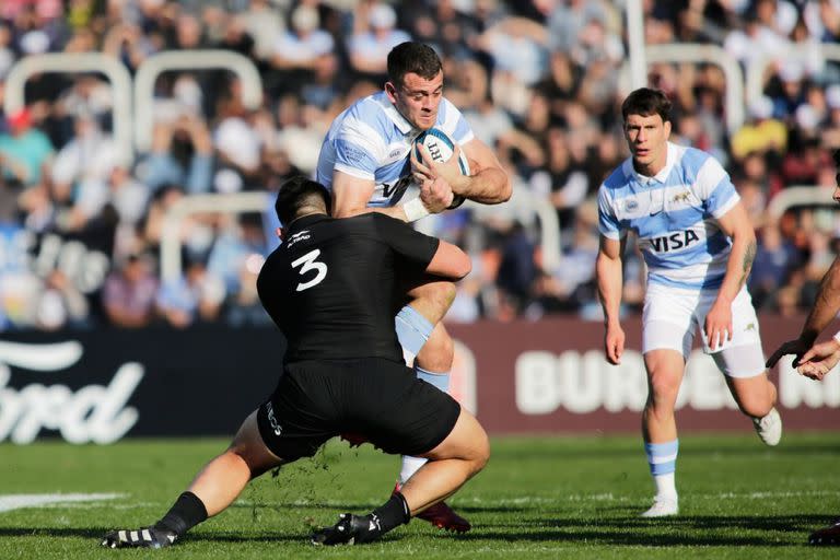 Emiliano Boffelli choca con Tyrel Lomax en el último cruce entre argentinos y neozelandeses, este año; en 2020 y 2022 los Pumas vencieron a All Blacks en Oceanía y ahora saben que se puede.