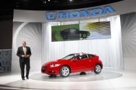 <p>Honda CR-Z 2011. Nell’insieme non è gradevole alla vista, anche se ha ospitato diverse novità di design. La coda è la parte maggiore, perché presenta un taglio quasi perpendicolare al terreno. (AP) </p>