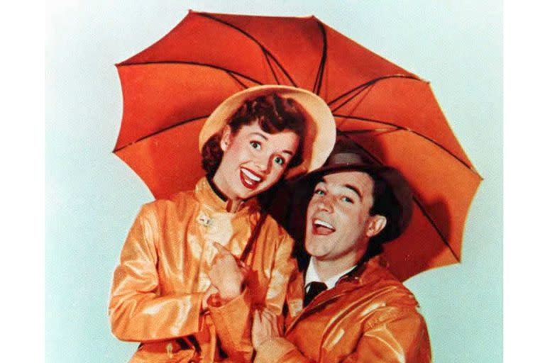 Esta foto de archivo sin fecha muestra al actor estadounidense Gene Kelly, con la actriz Debbie Reynolds de la película "Singin in the Rain".