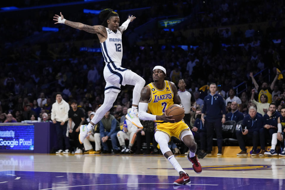 El jugador de los Lakers de Los Ángeles Jarred Vanderbilt (2) se acerca a canasta bajo la defensa del jugador de los Grizzlies de Memphis Ja Morant (12) durante la primera mitad del cuarto partido de su serie de primera ronda de playoffs de la NBA, el lunes 24 de abril de 2023 en Los Ángeles. (AP Foto/Jae C. Hong)