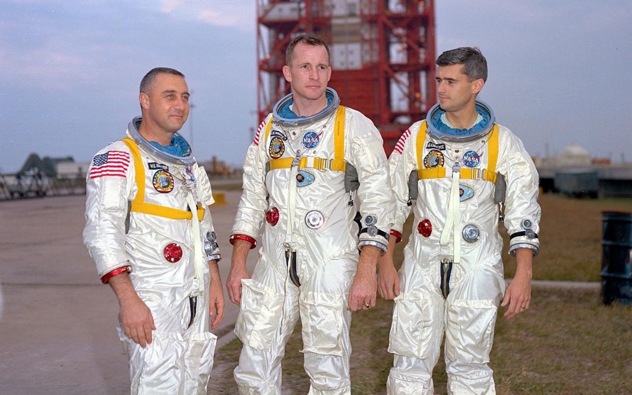 Gus Grissom, Ed White und Roger B. Chaffee (von links) ließen bei einem Probelauf der Apollo-1-Mission ihr Leben. Die Dokureihe "Wissenschaft extrem - Forschende, die an Grenzen gehen", beleuchtet ihren Todesfall. (Bild: ZDF / Wikicommons)