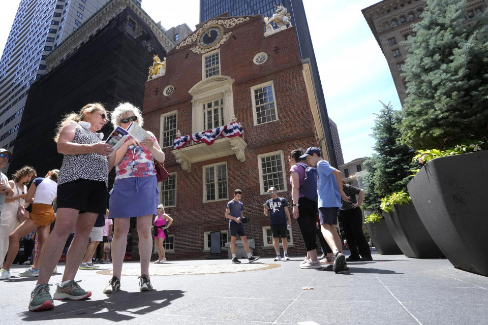 Cathy Nau (izquierda) y Jackie Trimble, ambas de Lake Stevens, Washington, revisan unos mapas el miércoles 3 de julio de 2024 en Boston. Nau y Trimble visitaron algunos de los sitios históricos de la ciudad un día antes de la festividad por el Día de la Independencia el 4 de julio. (AP Foto/Steven Senne)
