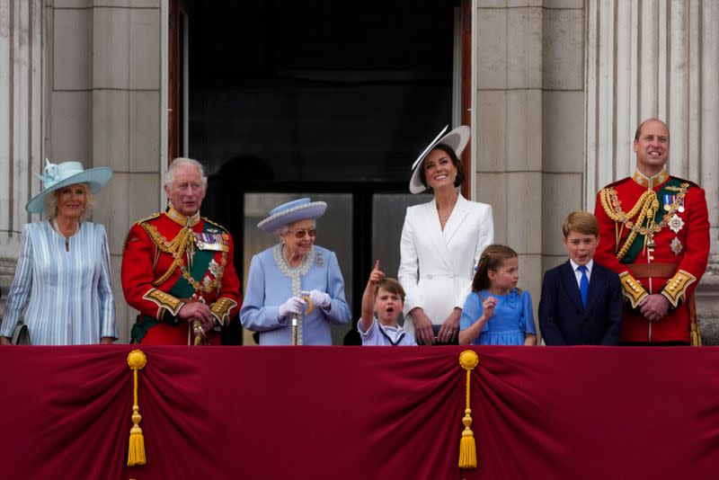 ▲圖為白金禧年大慶時，英國女王伊麗莎白二世出現在白金漢宮的陽台上，當時哈利王子以及安德魯王子已經缺席。（圖／美聯社／達志影像）