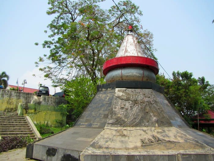 Dipangga Park: The park is home to a 2-meter tall and 1.5-meter diameter monument constructed from an iron sea buoy with a red light attached to its top.