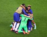 Reece James celebra con sus compañeros del Chelsea tras ganar la Champions League