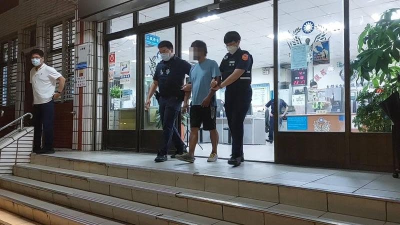 馬男因涉嫌虐兔致死遭警方逮捕。（翻攝畫面）