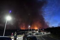 <p>Quelque 1 800 soldats du feu luttent toujours contre ce feu qui s'est déclaré mardi en fin d'après-midi sur la commune de Martigues, à l'ouest de Marseille</p>