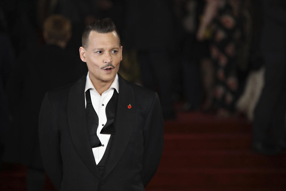 <p>Johnny Depp es una de las últimas estrellas de Hollywood en pasar serios apuros económicos. El actor se ha gastado en los últimos años 75 millones de dólares en 14 casas, coches de lujo, yates, obras de arte y otras excentricidades. Un ritmo de vida que le tiene al borde de la bancarrota. Sin embargo, él culpa de la situación a la empresa TMG, que se encargaba de llevarle las cuentas. (Foto: Vianney Le Caer / Invision / AP). </p>