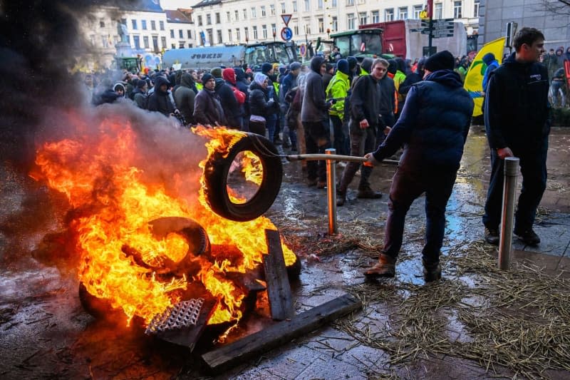 Farmers set fire at the Place du Luxembourg during a protest in the European district, organized by several agriculture unions from Belgium and other European countries, as they demand better conditions to grow, produce food and earn a suitable income. Dirk Waem/Belga/dpa