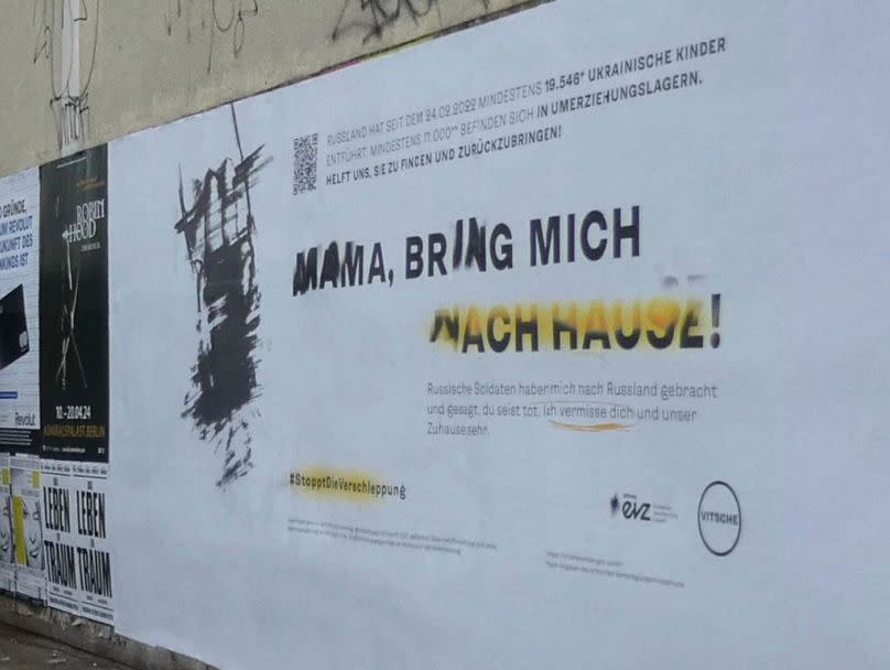 Kampagne "Mama, bring mich nach Hause"-Plakat in Berlin.