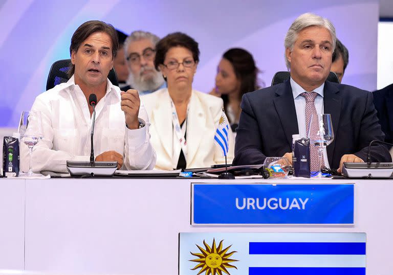 El presidente Luis Lacalle Pou y el canciller uruguayo, Francisco Bustillo, en Santo Domingo. (Photo by Dominican Foreign Ministry / AFP)