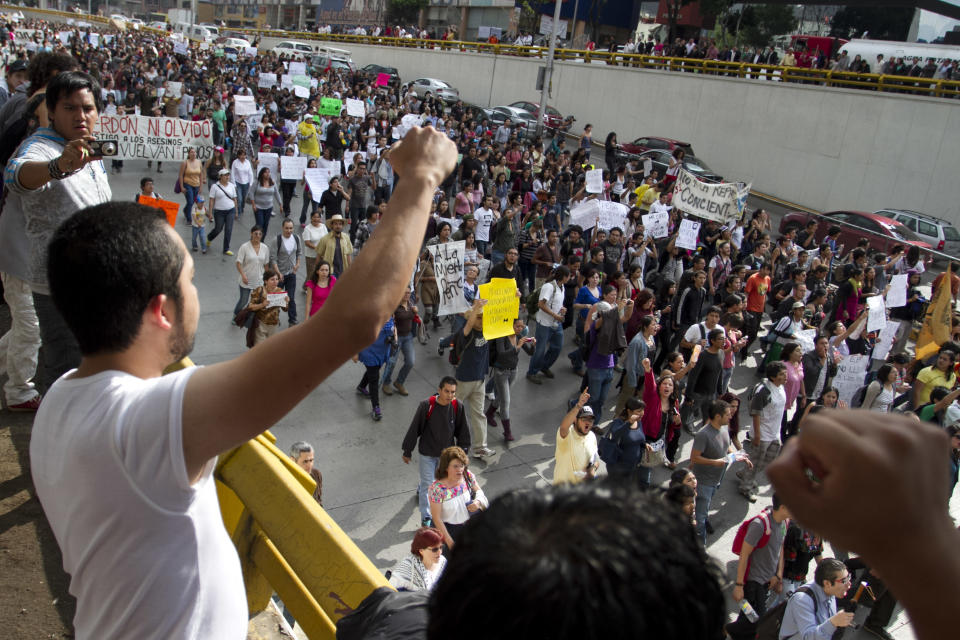 Asisten miles de personas a la marcha de la Estela de Luz al Monumento a la Revolución que fue convocada por los integrantes del movimiento #Yo Soy 132, para protestar en contra de la elección de Enrique Peña Nieto, candidato del PRI a la presidencia de la república y virtual ganador de la jornada electoral que se realizo el día de ayer. Durante la marcha, algunas personas salían de los edificios o bajaban de sus autos y lanzaban consignas y otros con carteles para apoyar la marcha.