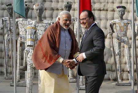 French President Francois Hollande (R) shakes hands with India's Prime Minister Narendra Modi during their visit to the Rock Garden in Chandigarh, India, January 24, 2016. REUTERS/Altaf Hussain