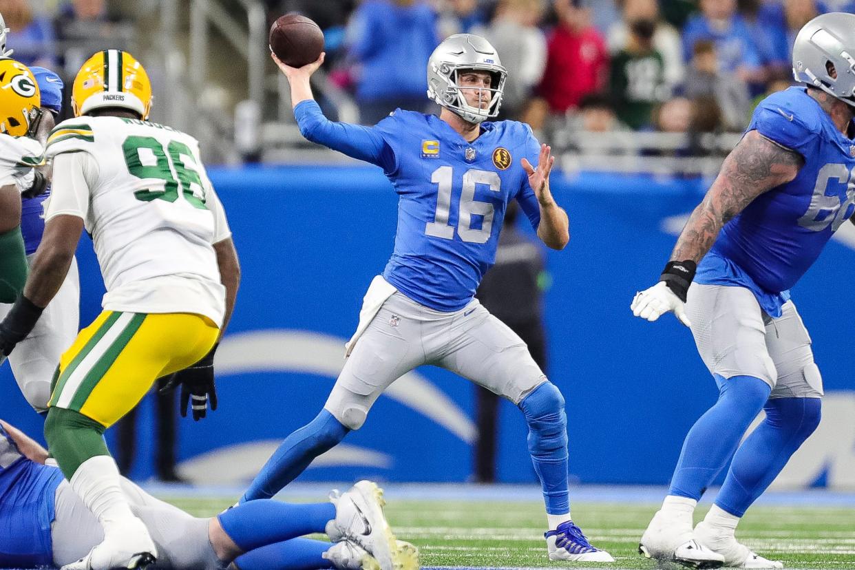 Detroit Lions quarterback Jared Goff (16) makes a pass against Green Bay Packers during the second half at Ford Field in Detroit on Thursday, Nov. 23, 2023.