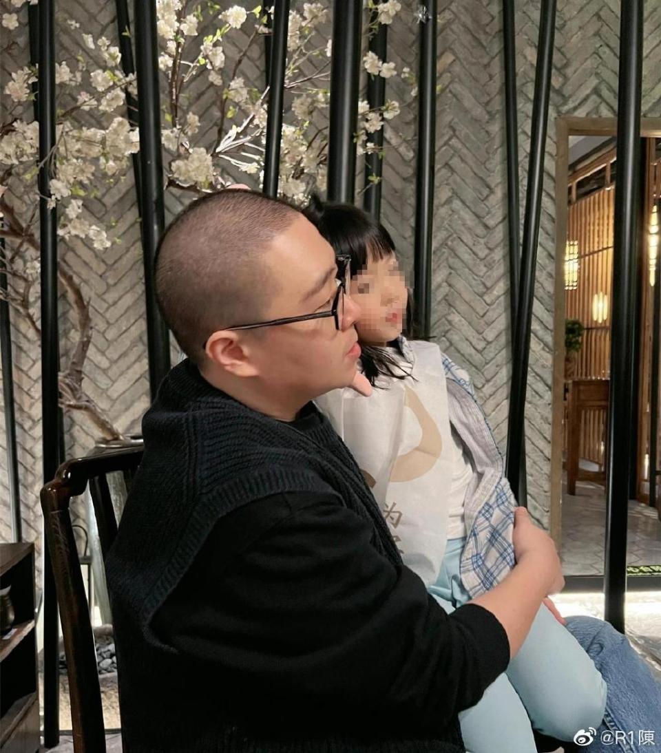 郝劭文抱著林寧瑞7歲女兒。（圖／翻攝自微博）