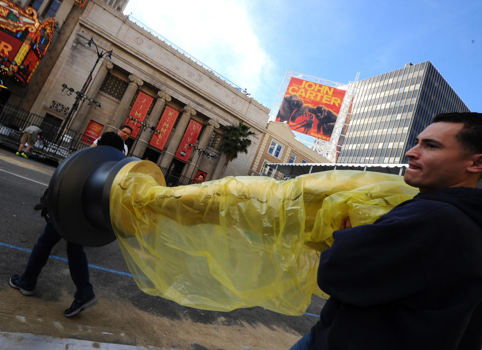 HOLLYWOOD, CA - FEBRUARY 22: Crew members carry a Oscar Statue for the red carpet for the 84th Annual Academy Awards at Hollywood and Highland on February 22, 2012 in Hollywood, California. (Photo by Michael Buckner/Getty Images)