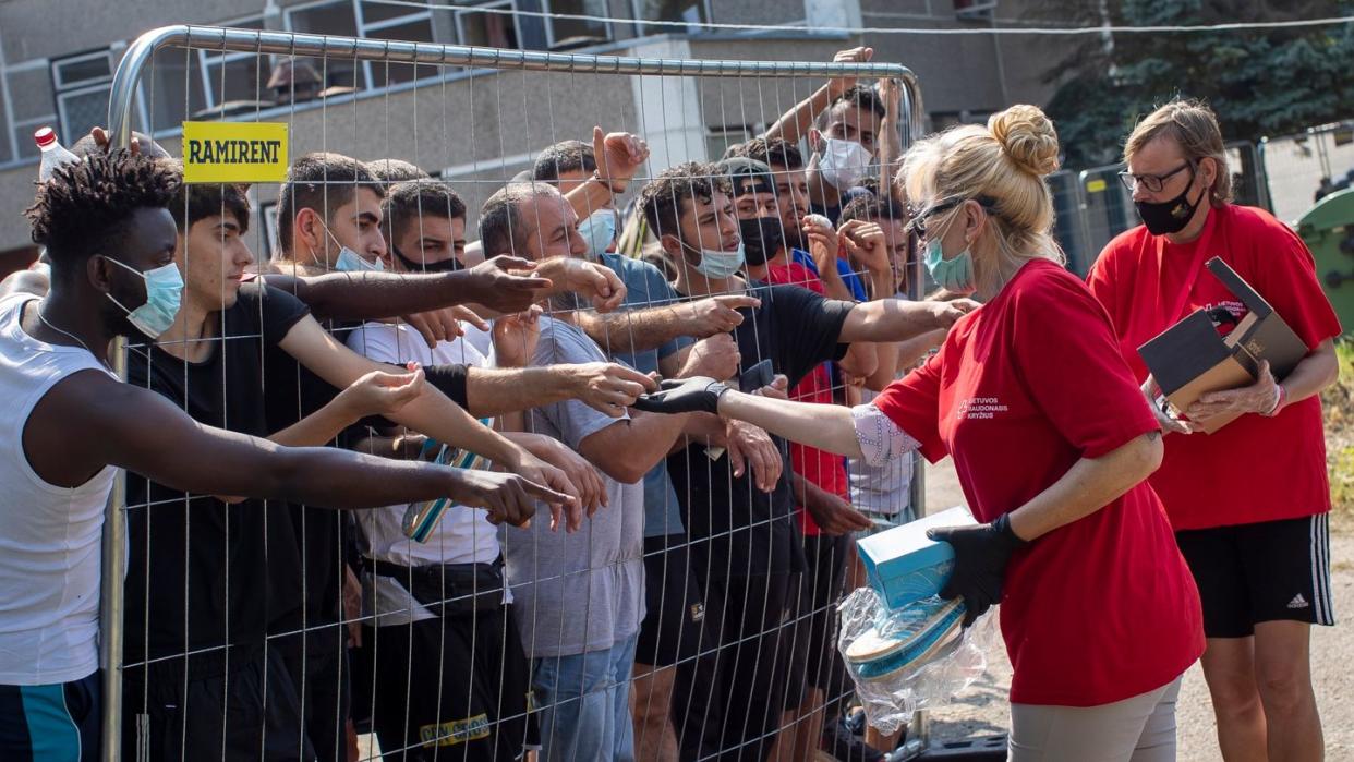 Migranten hinter dem Zaun eines Flüchtlingslagers im litauischen Verebiejai.