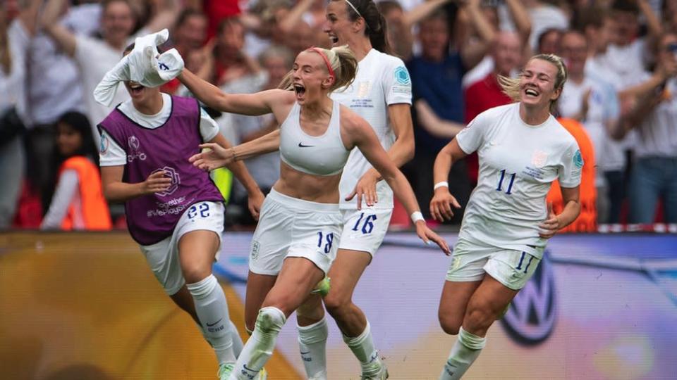 Jogadores da Inglaterra comemoram gol na vitória por 2 a 1 sobre a Alemanha