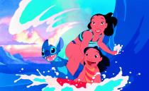 Wofür hält Lilo Stitch bei ihrer ersten Begegnung? a) Für ein Alien b) Für einen Hund c) Für ein blaues Kaninchen (Bild: Disney)