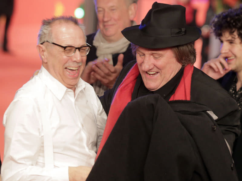 <p>… gab Gérard Depardieu. Steht mir gut, der Hut, oder? Bei der Premiere seines Films „Saint Amour“ blödelte der französische Schauspieler mit Dieter Kosslick und probierte Schal und Hut des Festival-Direktors. (Bild: dpa) <br></p>