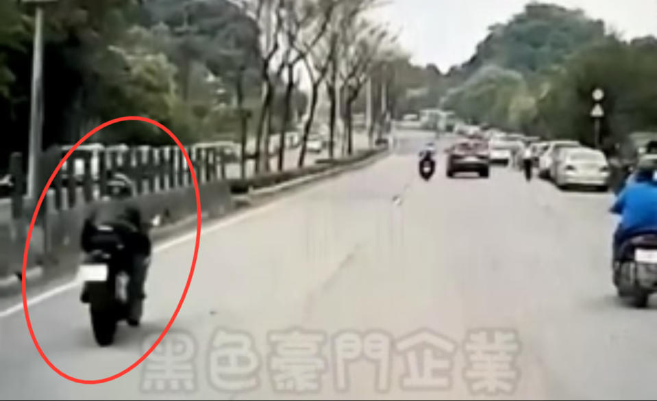 車禍發生前機車高速行駛過程被民眾行車記錄器拍下。（圖／翻攝自黑色豪門企業）