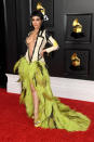 <p>Doja Cat feierte ihre erste Grammy-Nominierung mit einem Look, der selbst <a href="https://de.style.yahoo.com/ikonisches-kleid-jennifer-lopez-zeigt-sich-erneut-im-dschungel-print-123534270.html" data-ylk="slk:Jennifer Lopez' legendär tief ausgeschnittes Versace-Kleid aus dem Jahr 2000;elm:context_link;itc:0;sec:content-canvas;outcm:mb_qualified_link;_E:mb_qualified_link;ct:story;" class="link  yahoo-link">Jennifer Lopez' legendär tief ausgeschnittes Versace-Kleid aus dem Jahr 2000</a> beinahe in den Schatten stellte, und auch das Grün, die langen Ärmel und vor allem das Dekolleté wirkte wie eine Hommage an das J-Lo-Outfit. Das Bustier der Feder-und-Leder-Robe von Roberto Cavalli ist mit einem Reißverschluss ausgestattet, der bis zum Bauchnabel geöffnet war. Verrutschen durfte hier wirklich nichts! (Bild: Kevin Mazur/Getty Images for The Recording Academy )</p> 