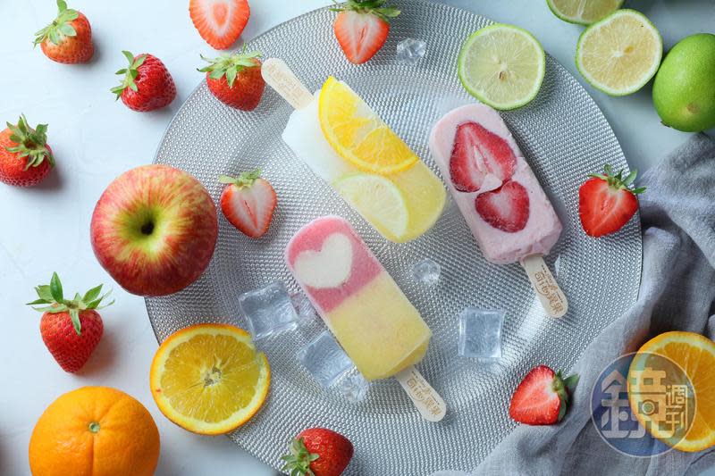「奇花異果手工鮮果冰棒」的冰棒用天然水果拼出高顏值，「草莓歐蕾」（右，70元／支）、「夏日沁檸」（中，60元／支）、「愛鳳蘋果」（左，70元／支）。