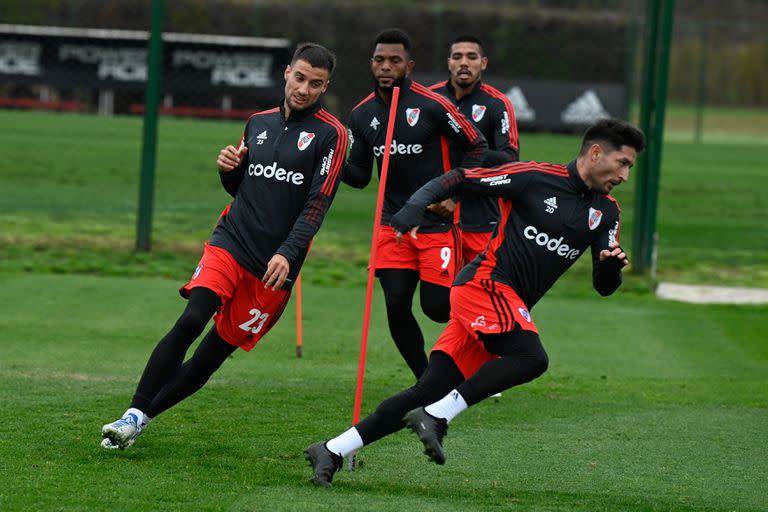 Milton Casco, Emanuel Mammana y Miguel Borja, en un entrenamiento de River. El defensor central jugó los últimos partidos en su posición natural y rindió