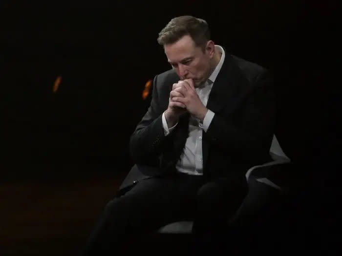 Walter Isaacson sagt, Elon Musk sei verletzt gewesen, als seine Tochter den Kontakt zu ihm abbrach. - Copyright: ALAIN JOCARD/AFP via Getty Images