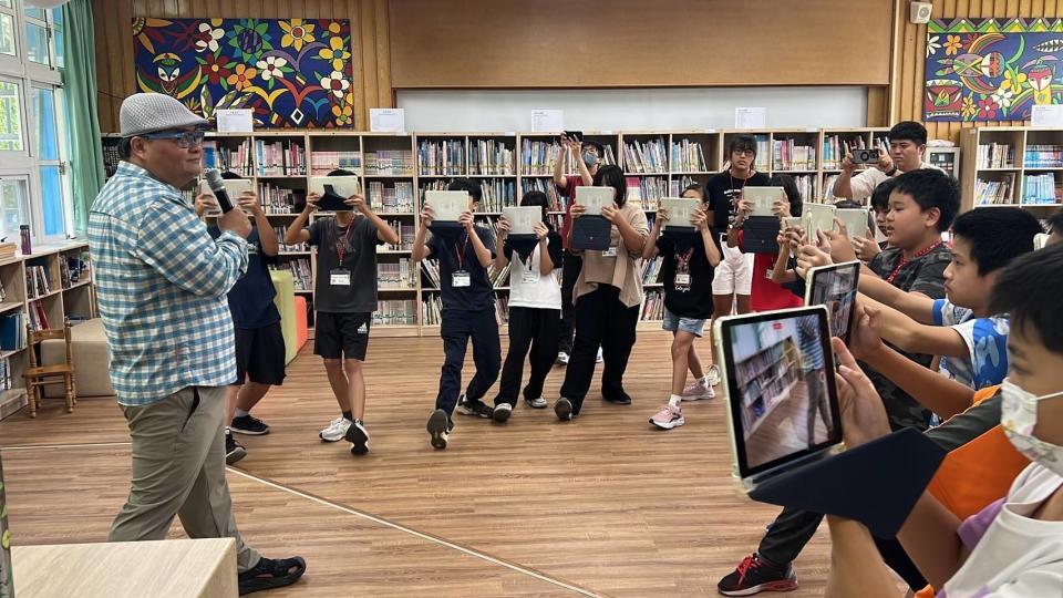 原來學苑教育學會與初鹿國小攜手合作，在暑期初舉辦「東窗視發」影音製作學習營，邀請電視金鐘獎外景節目製作人胡財源指導，並獲多位金鐘製作人及導演紛紛響應。(原來學苑教育學會提供)