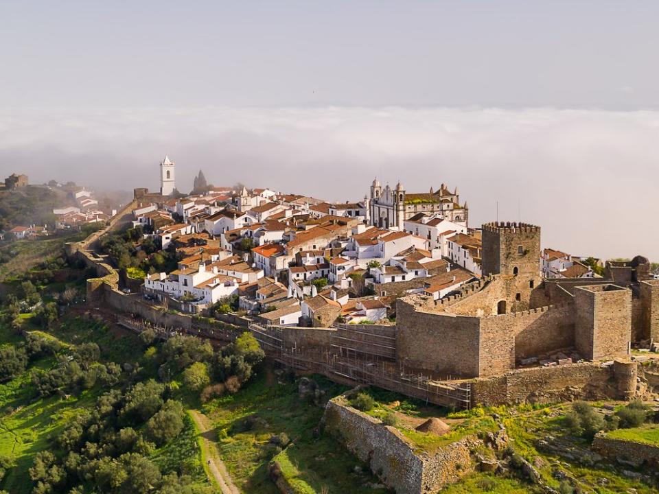 Über den Wolken: Die Gemeinde Monsaraz. (Bild: LuisPinaPhotography/Shutterstock.com)