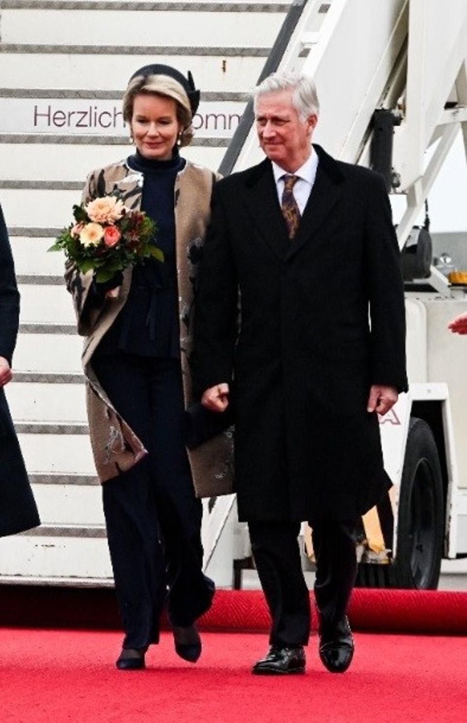 瑪蒂爾德王后（左）下飛機時穿Maison Natan織錦大衣亮相。（翻攝belgianroyalpalac IG）