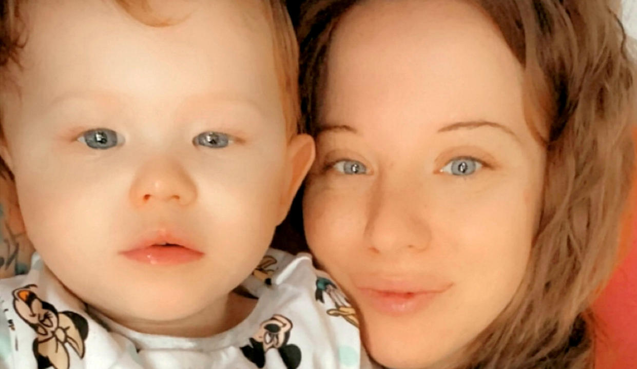 Kirsty Hext, 26, with her two-year-old daughter Harper-Rose. (SWNS)