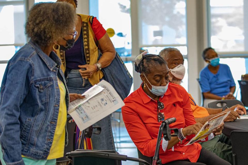 Bobbie Preston (dcha) revisa documentos durante una sesión de consejería sobre Medicare en Senior Family Center en Miami Gardens.