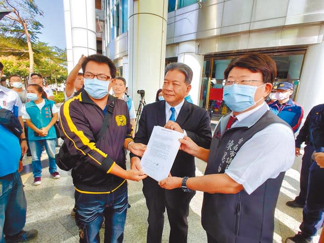 台南市北門區蘆竹溝反對在當地興建太陽能光電場，上百名養殖戶前往市議會陳情，議長郭信良（中）接下自救會長陳冠樺（左）的居民意見書，右為市議員陳昆和。（洪榮志攝）