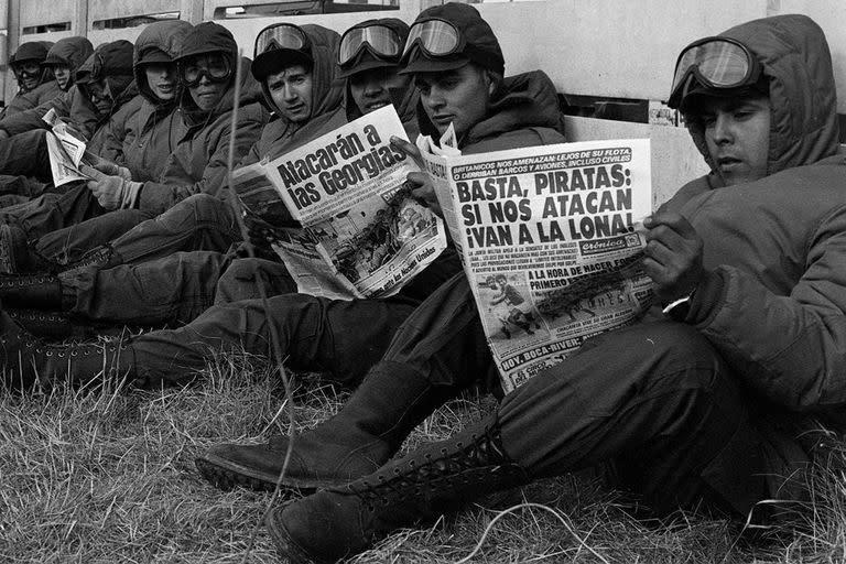 Soldados en las islas Malvinas leen lo que los diarios publican sobre el desarrollo de la guerra en 1982